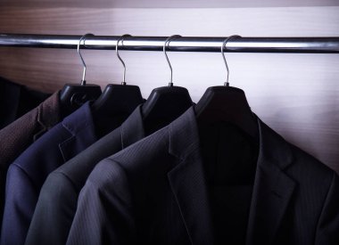 Erkek takım elbise ceket dolabında asılı