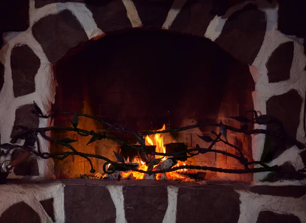 Quema la chimenea. Chimenea como un mueble — Foto de Stock