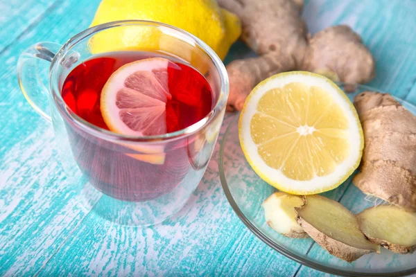 Limón en una taza de té con jengibre — Foto de Stock