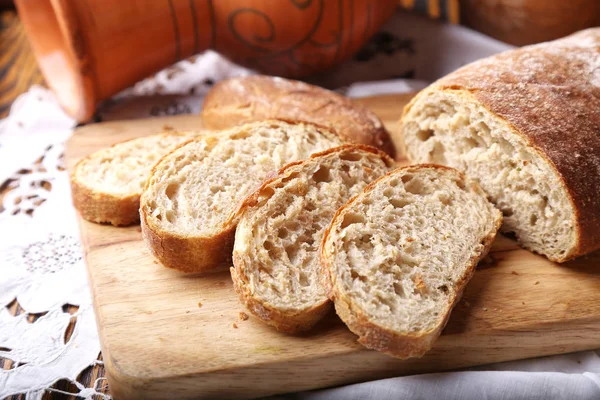 Tahta kesme tahtasında taze pişmiş ciabatta ekmeği.