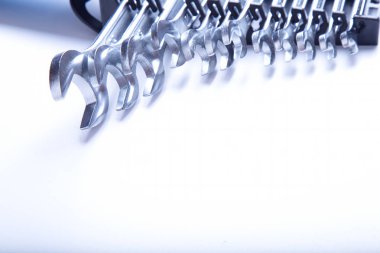 Beyaz üzerine çeşitli somun anahtarları