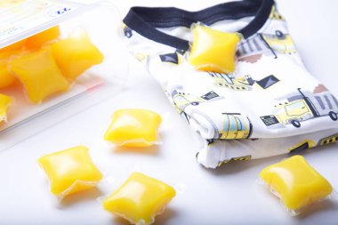 Çocukların elbiselerini yıkamak için jel kapsül.