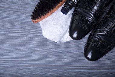 Erkek Ayakkabı bakım aksesuarları ile siyah