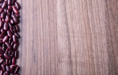 Ahşap arka plan üzerinde kırmızı fasulye. Metin için yer