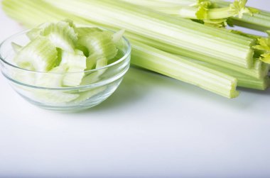 Beyaz zemin üzerinde bir kasede kereviz