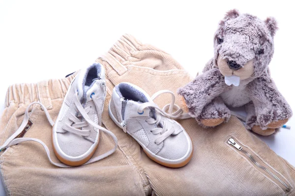 Ropa de niño. Pantalones y zapatillas —  Fotos de Stock