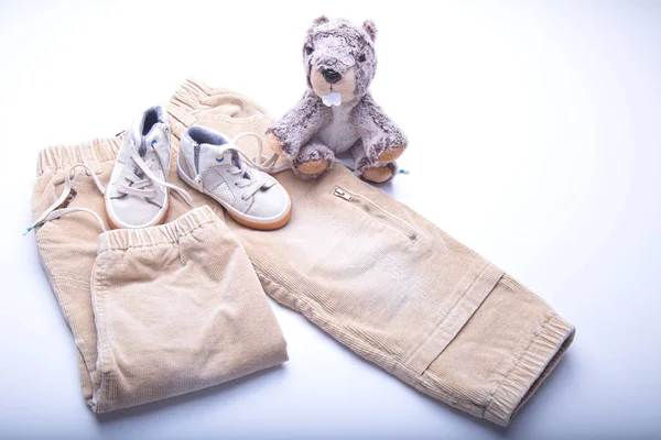 Des vêtements pour enfants. Pantalons et baskets — Photo