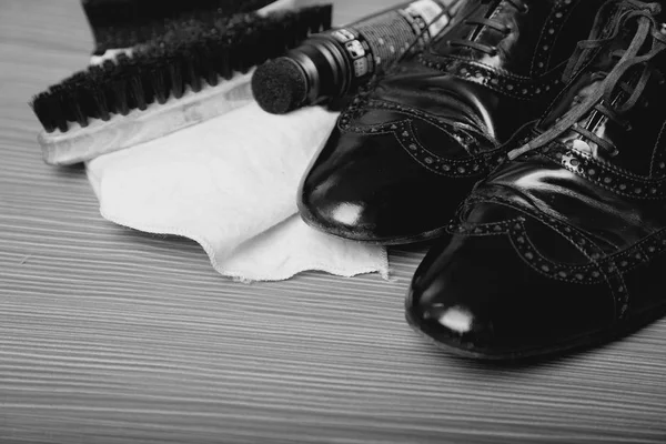 Czarne buty męskie z do pielęgnacji. Czarno-białe zdjęcie — Zdjęcie stockowe