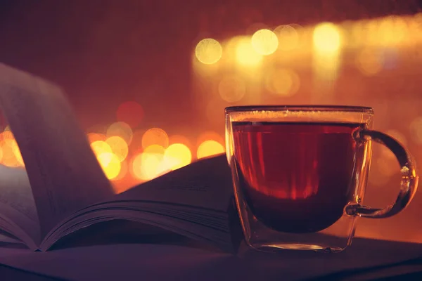 Çay Kupası ve bokeh arka plan üzerine bir kitap