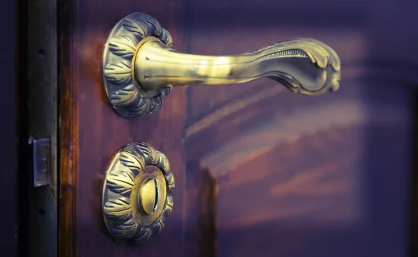 Biraz mandal kolu closeup ile ahşap kapı açıldı