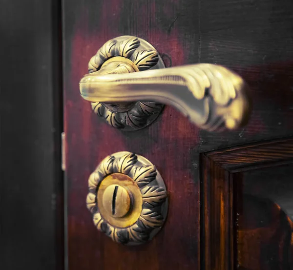 A maçaneta da porta em estilo clássico — Fotografia de Stock