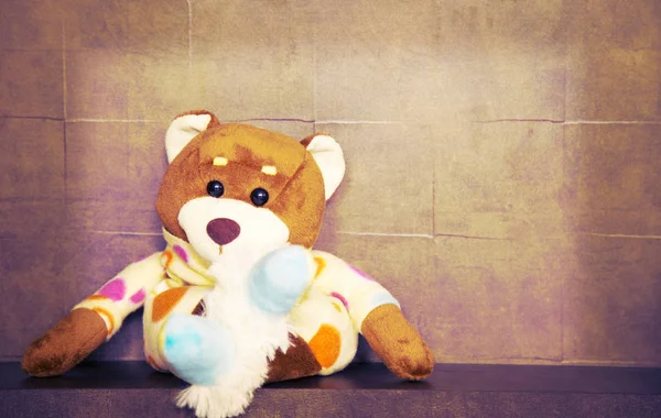 Teddy urso brinquedo sozinho no fundo de madeira — Fotografia de Stock