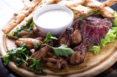 Bira aperatifler plaka, beyaz sos ahşap tahta üzerinde. Tatlı bira aperatifler kümesinin