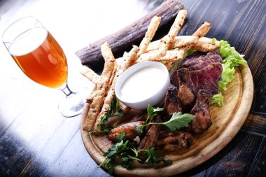 Arı ile bira aperatifler plaka