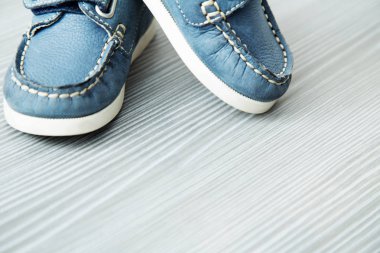 Bir çocuk için mavi mokasen