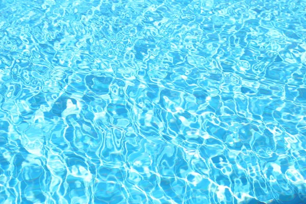 Hellblaues Wasser in einem Pool — Stockfoto