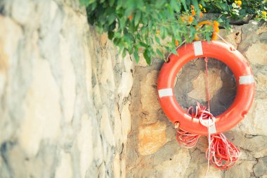 Lifebuoy taştan bir duvar üzerinde