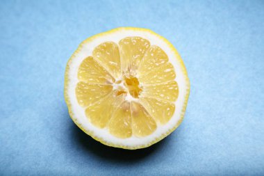Taze sarı limon mavi arka plan
