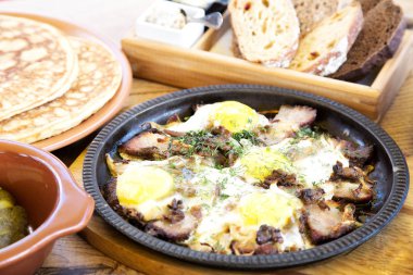 Bir kızartma tavası pastırma ile yumurta. Lezzetli kahvaltı