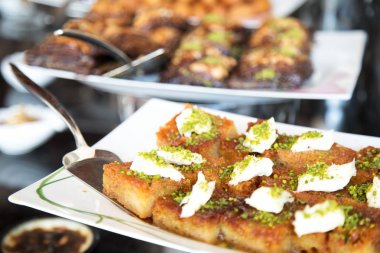  Türk tatlı beyaz plaka üzerinde