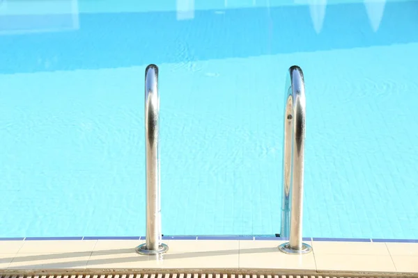 Geländer Treppe hinunter zum Pool mit Süßwasser — Stockfoto