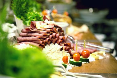 Bir tabakta sebze ile kesilmiş jambon