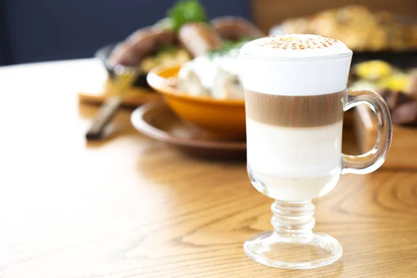 Latte Coffee auf einem Holztisch — Stockfoto