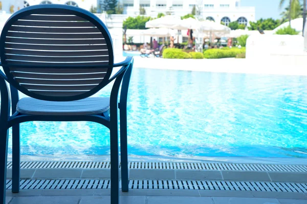 Leerer Stuhl vor dem Hintergrund des Pools — Stockfoto