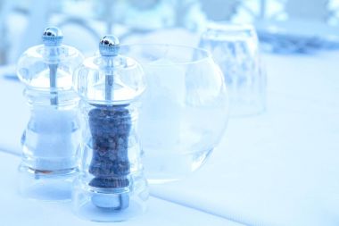 Tuz ve biber bir tablo