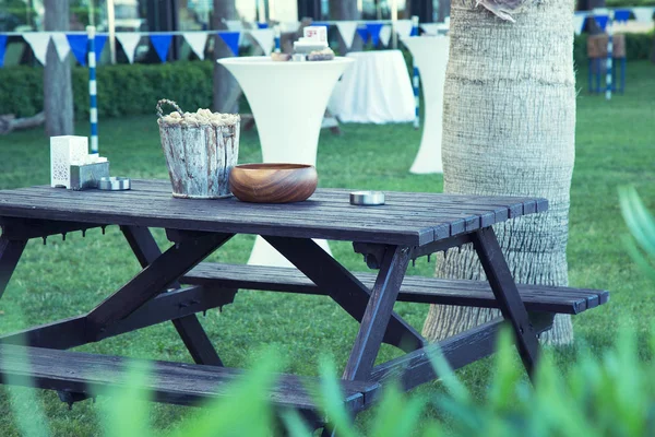 Piknic tabel. Houten tafel — Stockfoto