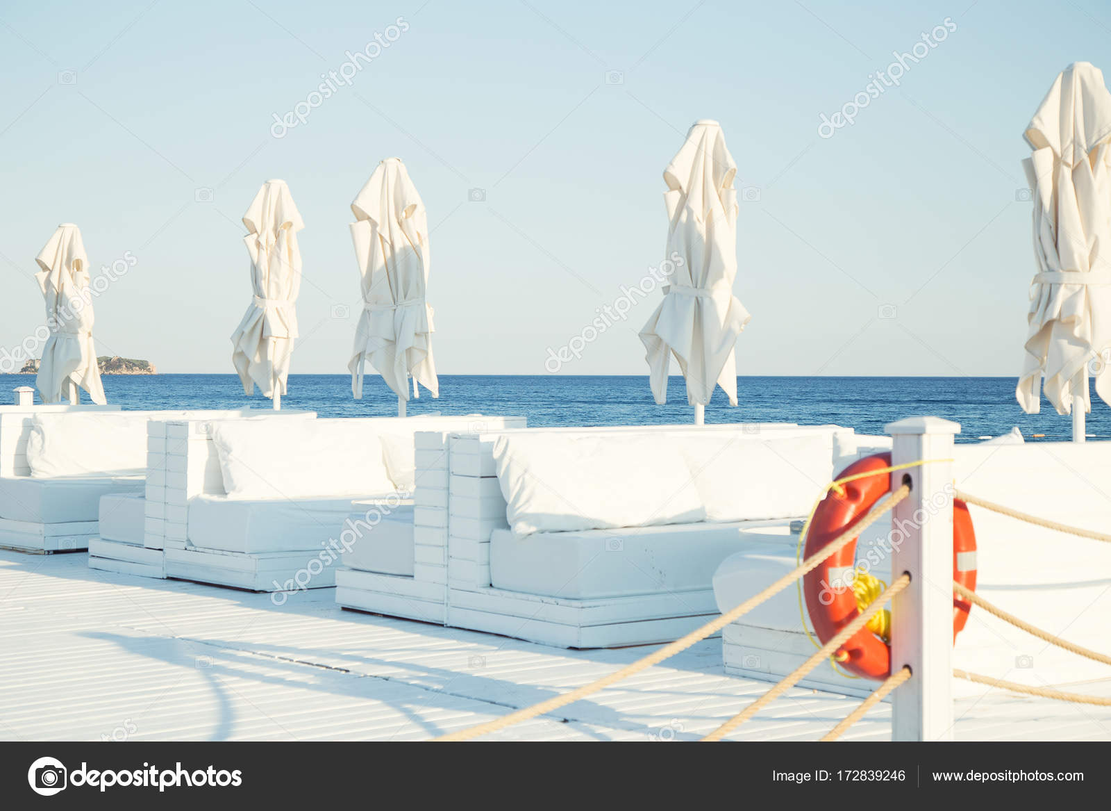 White sofa and table on the beach at seaside restaurant — Stock Photo