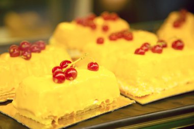 Hindistan cevizi pul ve çilek ile pasta 