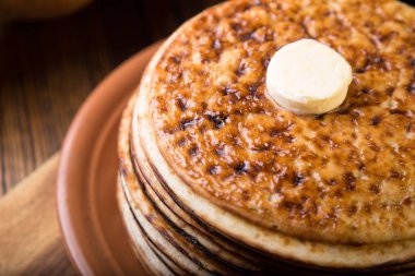 Tereyağı ile kalın sıcak krep