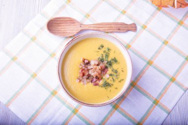 Kızarmış domuz pastırması ve soğan ile kabak çorbası