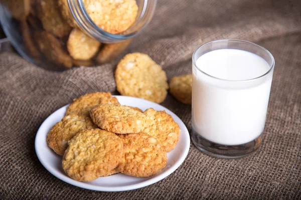 Glas Milch und Kekse aus Nüssen. — Stockfoto