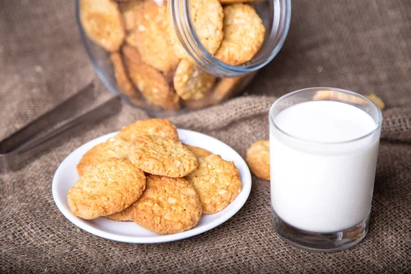 Vaso de leche y galletas —  Fotos de Stock