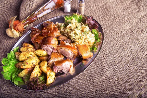 Delicious roast pork knuckle with garnish. Top view — Stock Photo, Image