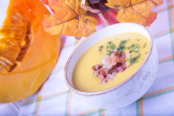 Tasty pumpkin soup with fried bacon — Stock Photo, Image