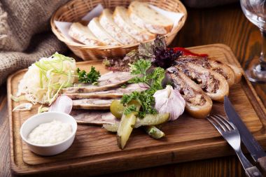 Domuz eti aperatif bir ahşap tahta üzerinde