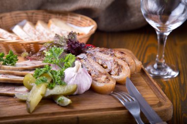 Ahşap bir yaban domuzu et dilimleri ile lezzetli meze