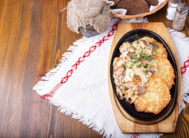 Ekşi krema doldurulmuş ve kızarmış et patatesli krep