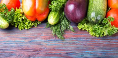 Ahşap masa üzerinde taze sebze. Kopya alanı ile Üstten Görünüm