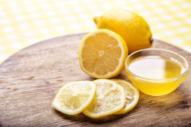 Taze limon dilimleri ile ahşap tahta üzerinde tatlım