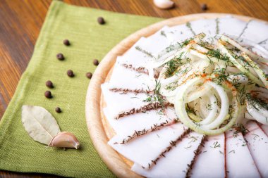 Domuz yağı adet soğan ve baharatlar ile ahşap tahta üzerinde