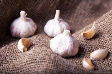  Sarımsak ampuller ve çul arka plan üzerinde diş sarımsak