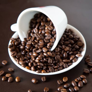  Ahşap masa üzerinde beyaz kahve fincanı kahve taneleri