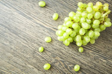 Ahşap zemin üzerine Yeşil üzüm Brunch. Sonbaharın meyve