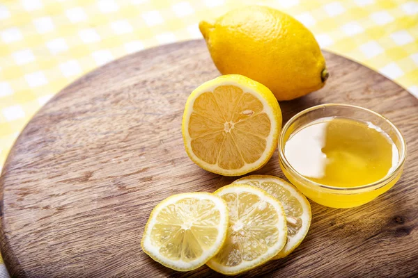 Медовий і лимонний нарізаний на дерев'яній обробній дошці . — стокове фото