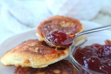 Üç beyaz tabakta reçelli krep