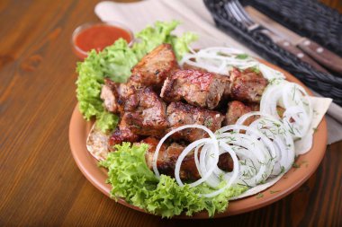 Üzerinde şiş kebap soslu soğanlı et parçaları